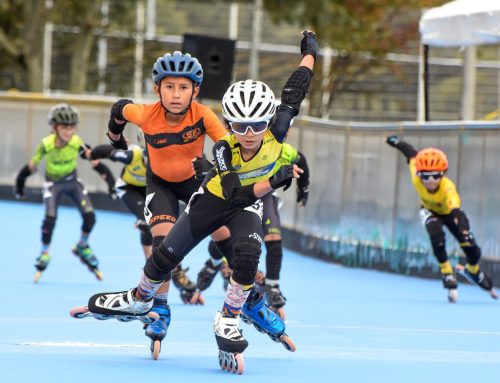 Jovens patinadores de velocidade em linha da Colômbia dão o pontapé de saída no Festival de Velocidade em Bogotá